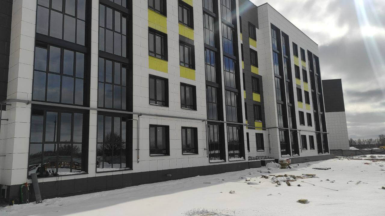Многоэтажный дом в ЖК «ТураНова» с газопроводом по фасаду